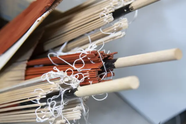 和傘職人がひとつ一つ丁寧に仕上げる