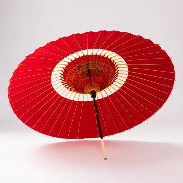 蛇の目のように丸が描かれた「蛇の目傘」