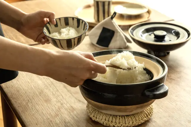 直火で炊飯する土鍋「かまどさん」