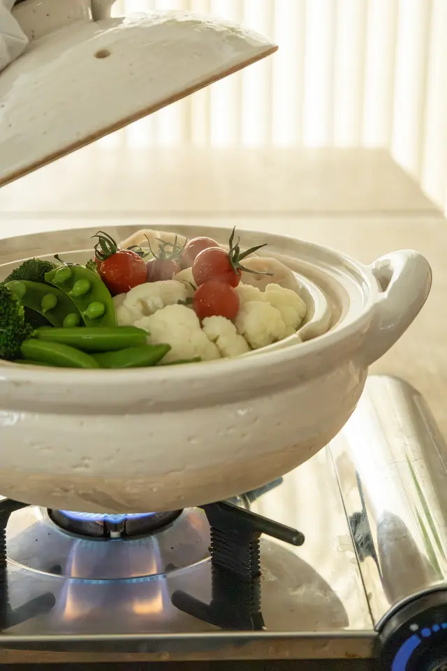 土鍋の遠赤外線効果で調理できる「ヘルシー蒸し鍋」