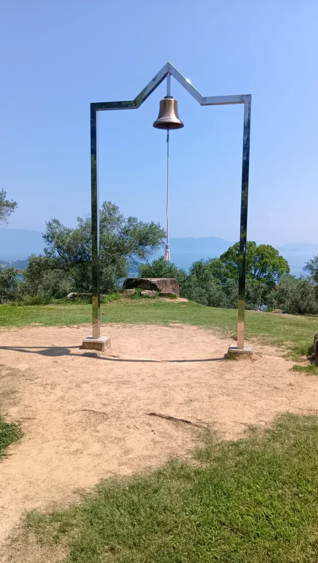 「幸福の鐘」を鳴らせば、美しい鐘の響きが広がる