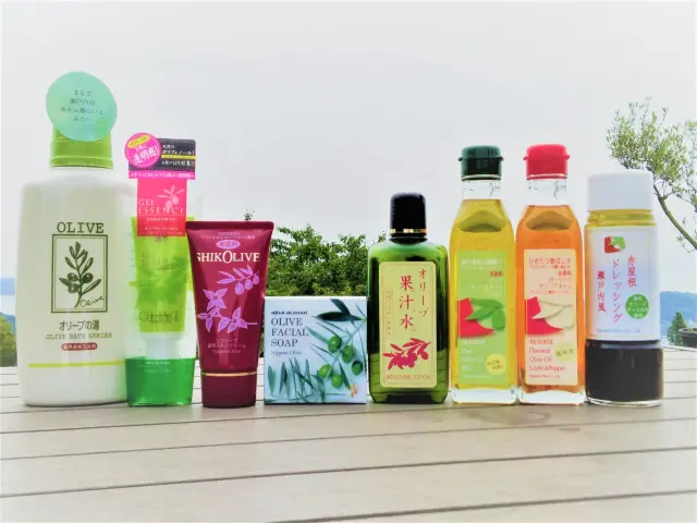 1階ショップには限定アイテムも並ぶ