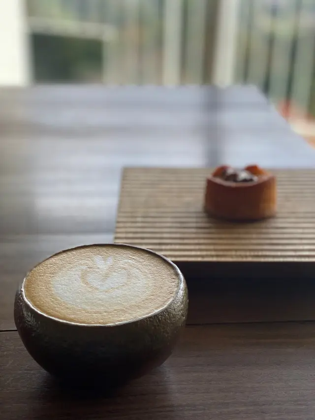 2階ロースタリでは景色を眺めながら珈琲が楽しめる