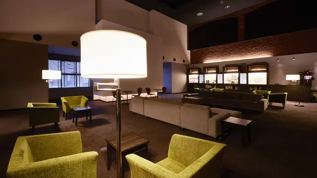 喫煙所・ライブラリー・展示品・コーヒーサービスが充実のゲストラウンジ