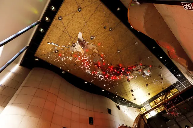 日本列島周辺の震源分布図が設置されたロビー天井
©国立研究開発法人産業技術総合研究所