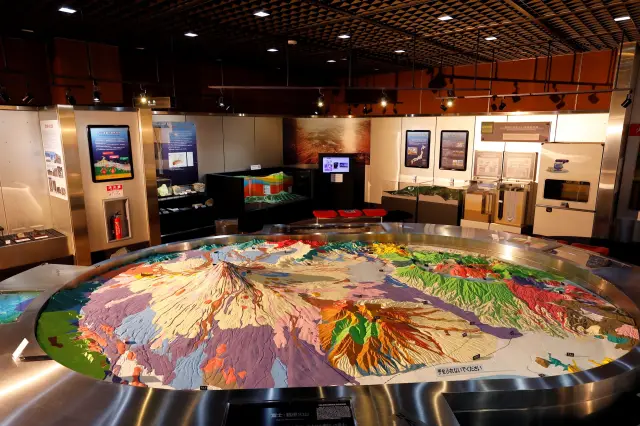 富士・箱根火山の地質立体模型が設置された第3展示室
©国立研究開発法人産業技術総合研究所