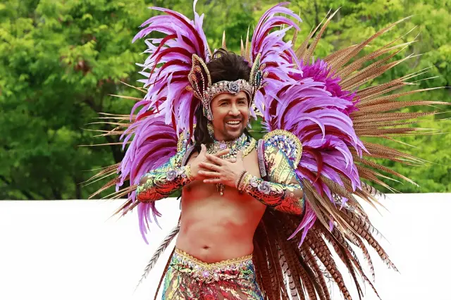 華やかなサンバパレード