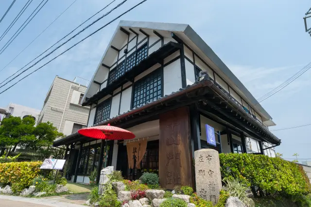 沖縄では珍しい合掌造りの建物