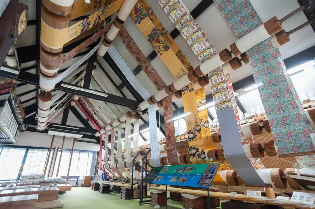 高い屋根を活かして3階では職人が染め作業を行なっている