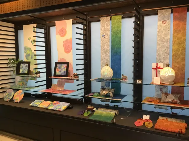 1階には紅型・サンゴ染めの様々なアイテムが並ぶ