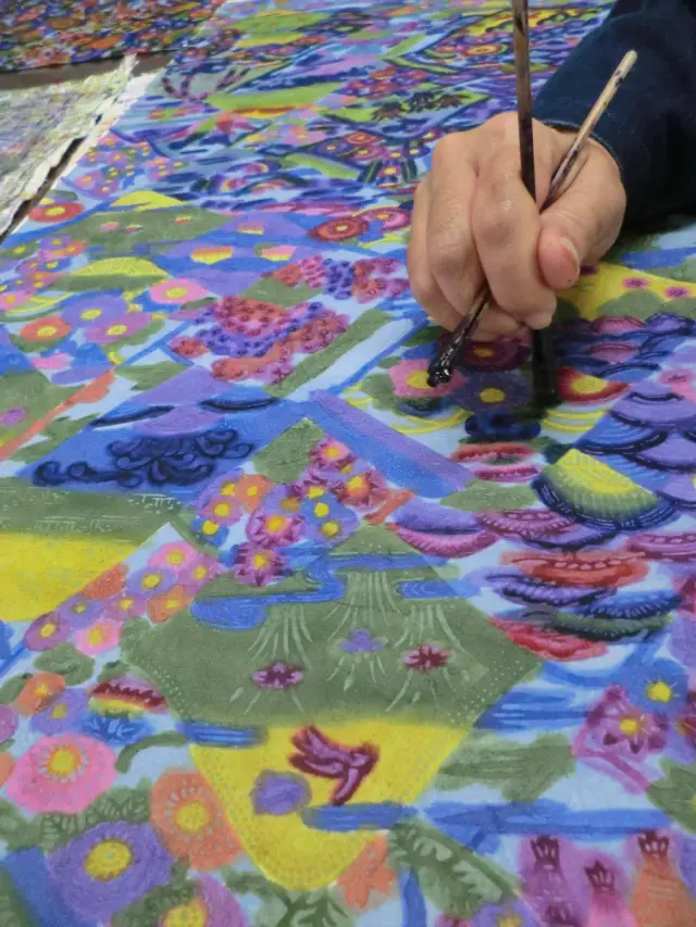 職人が実際に染色作業を行う様子を見学できる