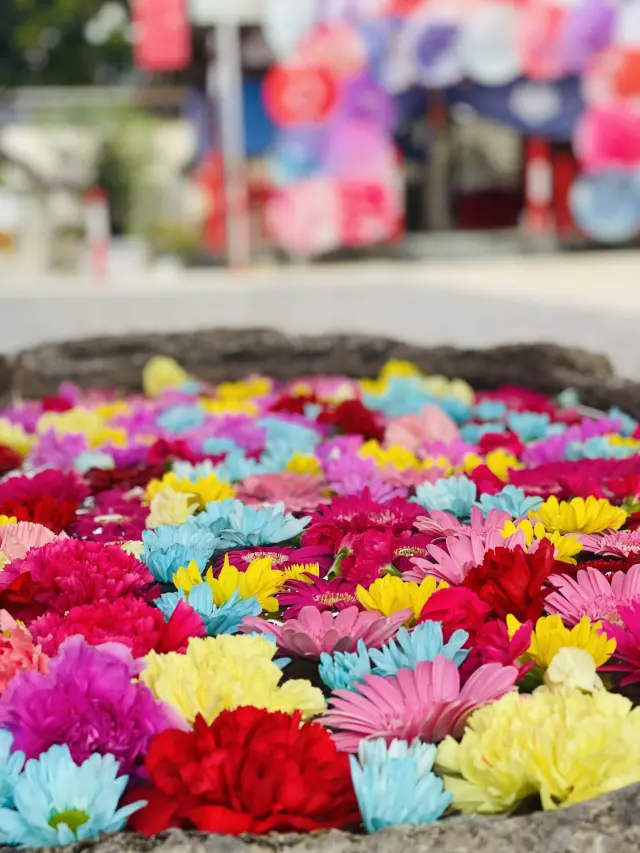 季節の装飾が施される手水舎