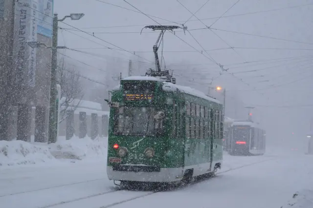 雪道でも運行してくれるありがたい交通手段