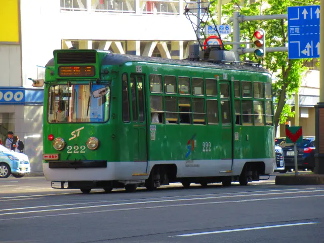 レトロでキュートなフォルムが人気の220形もまだまだ現役走行