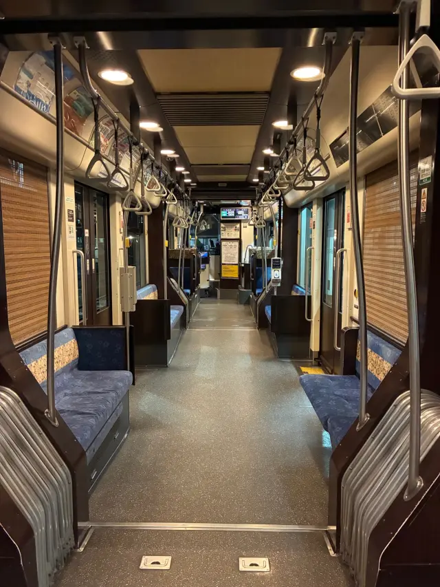 阪堺1001形の超低床を実現した室内空間