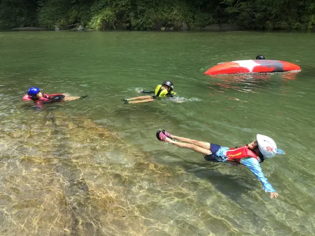 夏のシーズンには川遊びがおすすめ