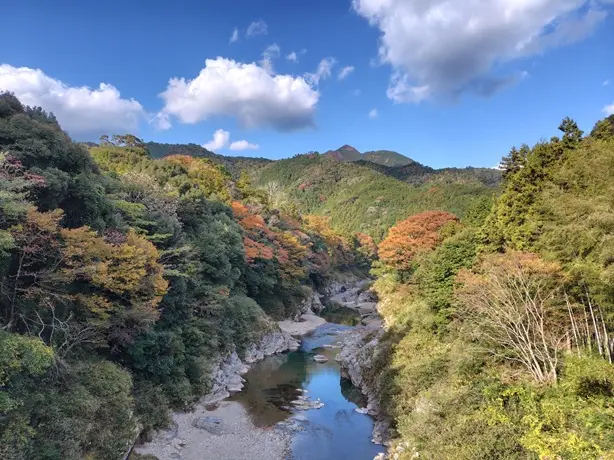 秋は山々が紅葉し、より華やかな雰囲気に