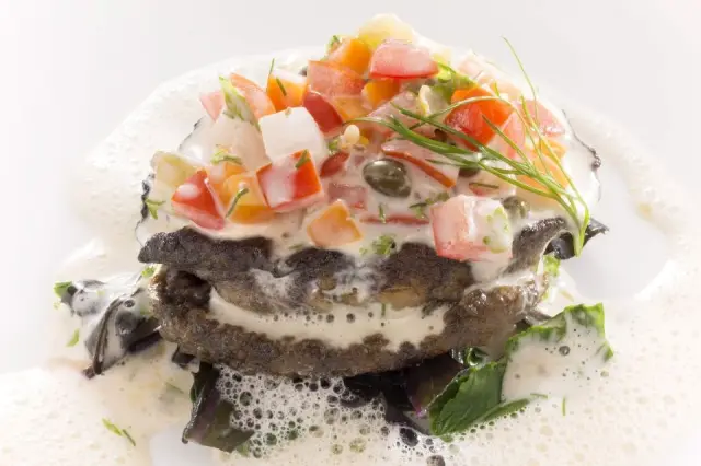 大ぶりの鮑を贅沢に用いたメニュー