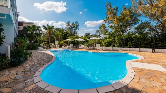 敷地内には屋外プールを完備