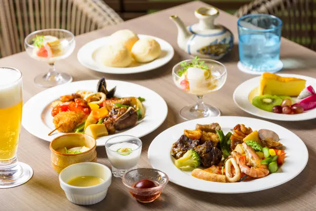 多彩な料理が楽しめるディナーブッフェ