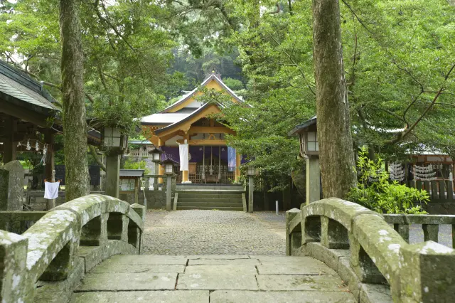 小さな島内に1,000近くの神社や祠があり、神々が宿る島ともいわれている
