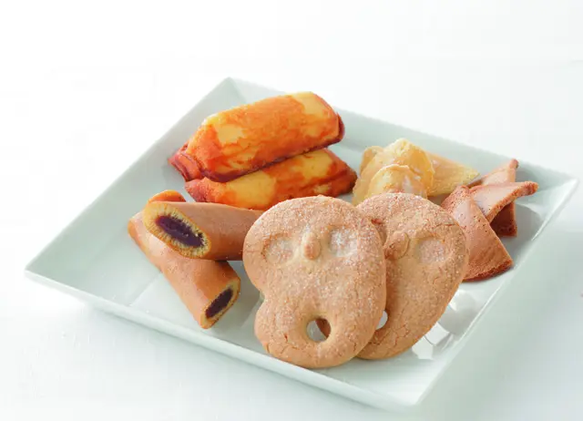 壱岐銘菓のかすまきや、人面石クッキーなども人気