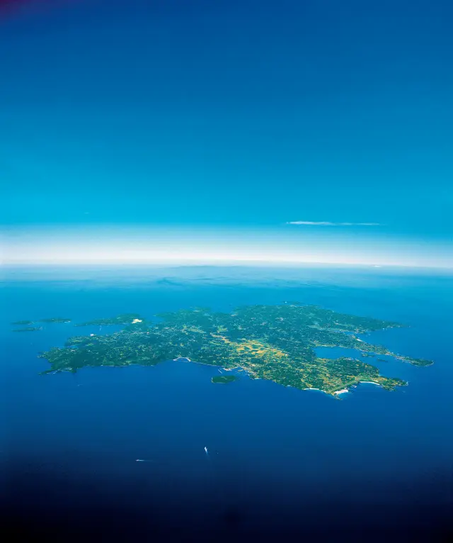 玄界灘に浮かぶ、南北17 km・東西15kmの島