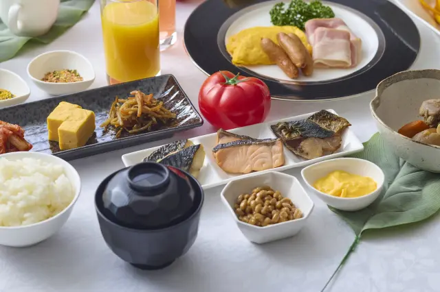 和洋の定番メニューが並ぶ朝食で一日のスタートを