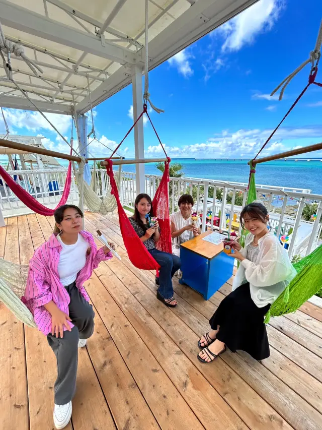 座ってフードやドリンクを楽しめるハンモックも