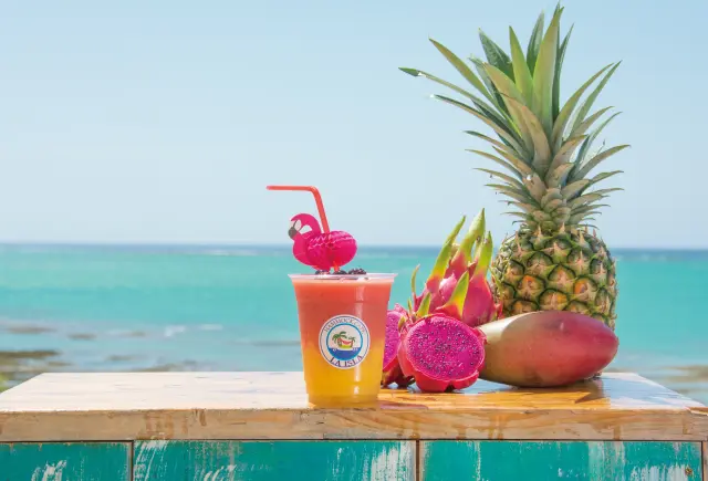 ドラゴンフルーツとマンゴーの色合いが海に映える「ドラゴン・マンゴー・フラミンゴ」