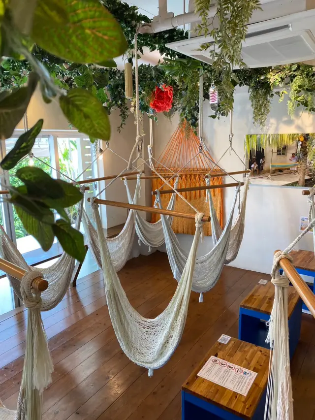 涼しい店内の席もすべてハンモック