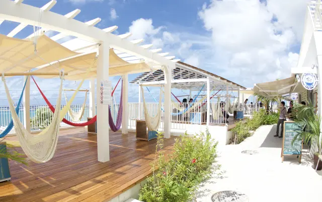 心地よい海風を感じながら過ごせるテラス席