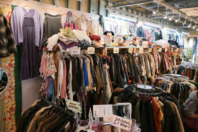 古着店「3びきの子ねこ」では660円で買えるアイテムも