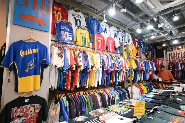 1990〜2000年代のサッカーユニフォームが豊富の「SMOG」