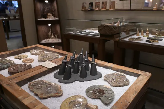 オーナー手作りのアクセサリーも展開する「IBUQUI」