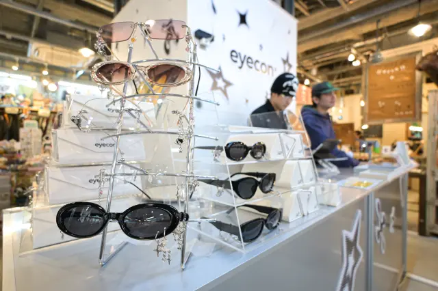 豊富な種類から好きなチャームをメガネに着けられる「eyecon」