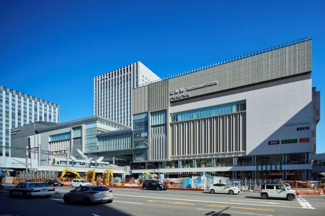 広島駅直結の大型商業施設「minamoa」