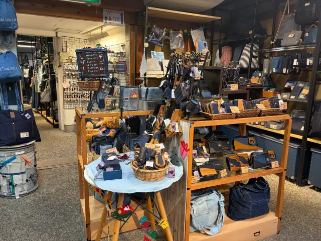 ジーンズのほか雑貨なども取り扱う