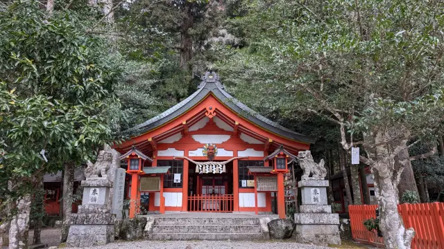1643年創建、山間部にたたずむ神社