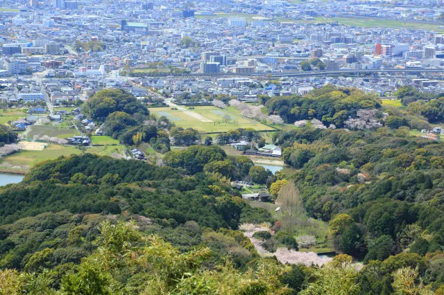 岩屋城跡からは太宰府を一望できる