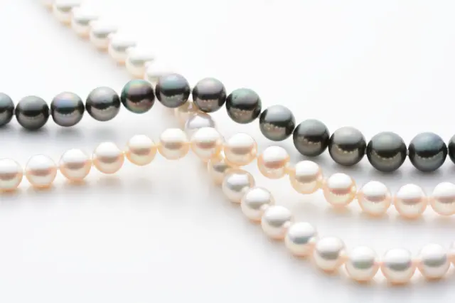 憧れのアクセサリーが並ぶ真珠専門店も営業中