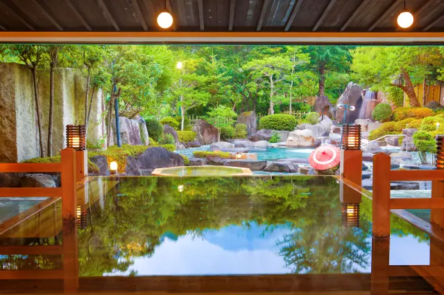 大浴場の中央には20平方メートル以上もある檜風呂を設置