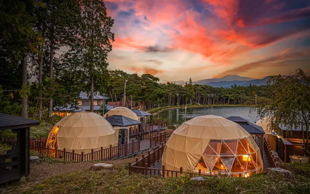 自然に囲まれた森の中で、テントは4棟のみ