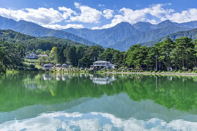 テントの目の前から池と山脈の眺望が見渡せる