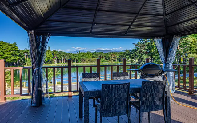 屋根付きダイニングスペースで、天候問わず食事を堪能