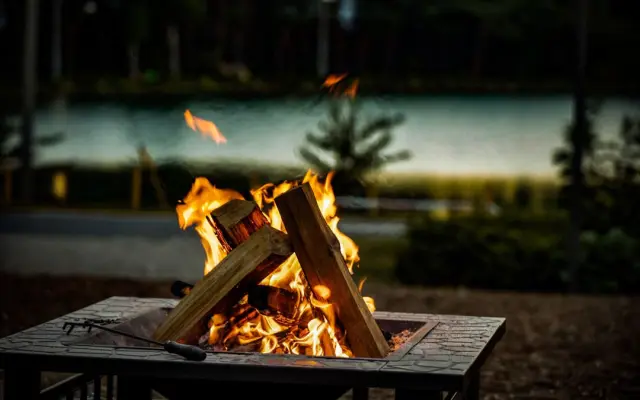 施設内の中央で焚き火を楽しめる