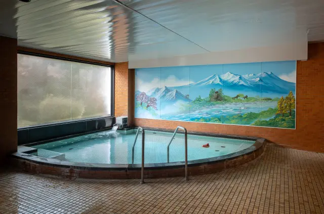 ホテルの大浴場の壁には富士山の銭湯絵