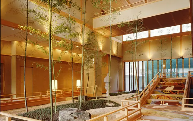 竹が美しく配された、日本情緒あふれる館内