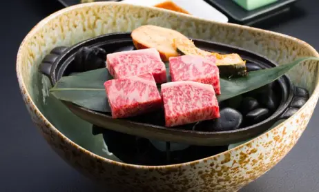 りんごを食べて育った信州牛は、舌触りよく香り高い