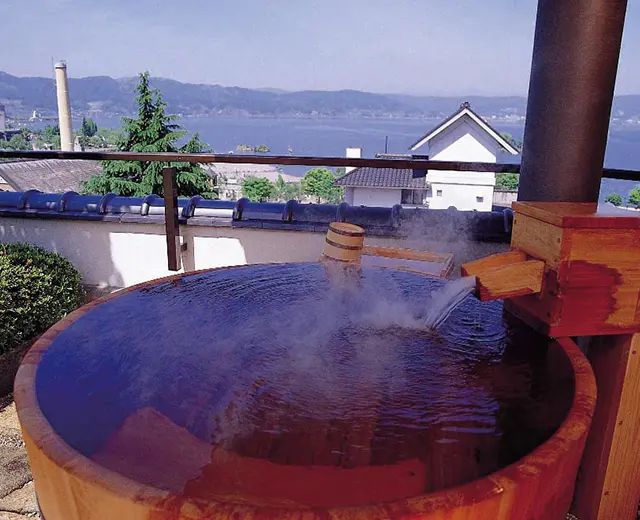 源泉掛け流しの展望露天風呂から諏訪湖を一望